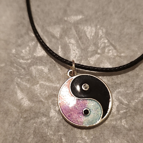 Lot of Girl's Jewelry Necklace and 2 Bracelets - Picture 3 of 4